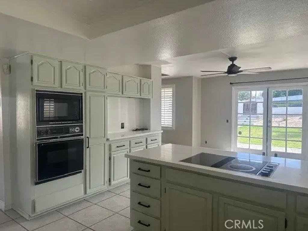 547 Magnolia, Corona