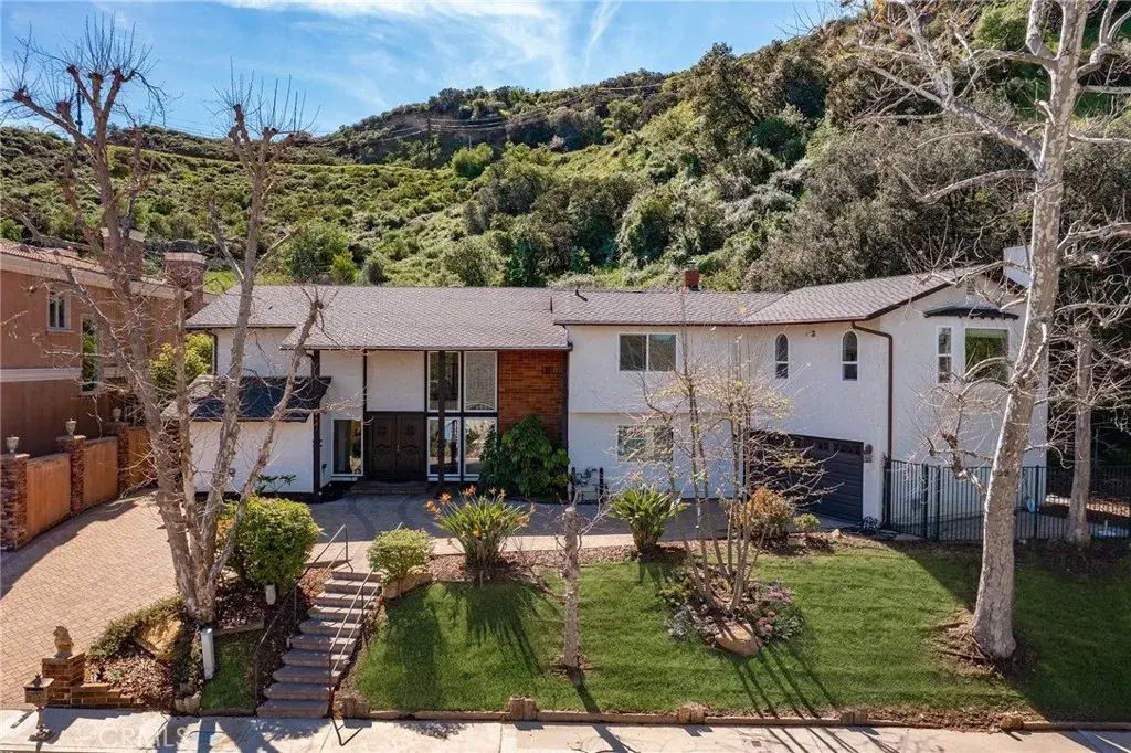3831 Saint Johnswood Drive, Woodland Hills