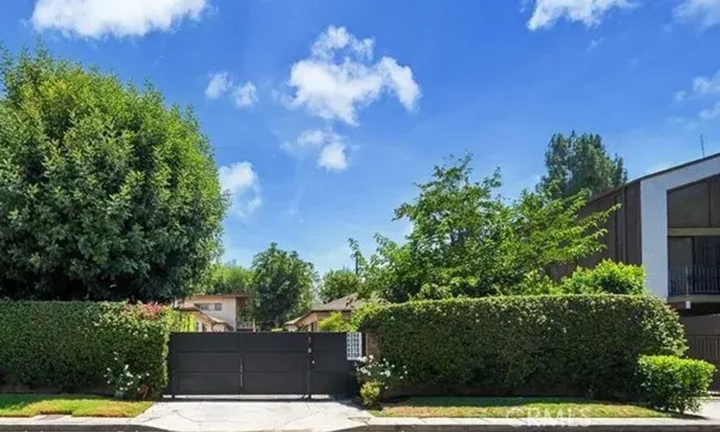 4266 Troost, Studio City