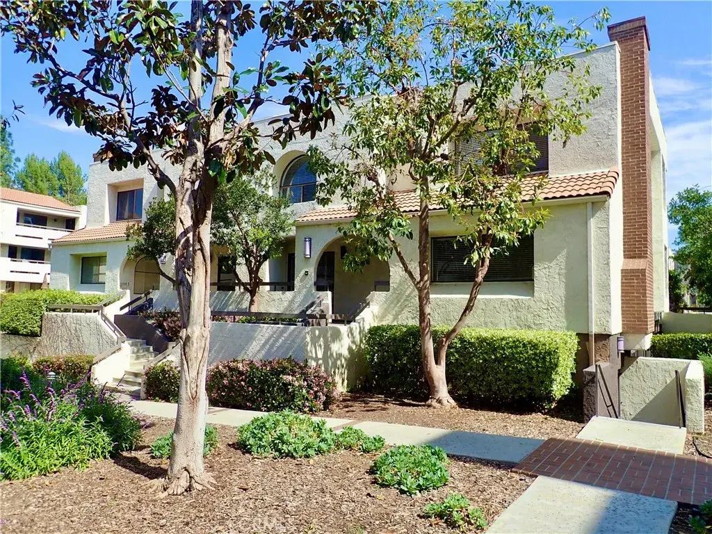 21620 Burbank, Woodland Hills