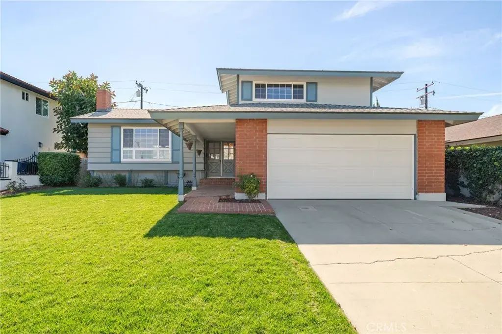 1129 Belbury, Walnut