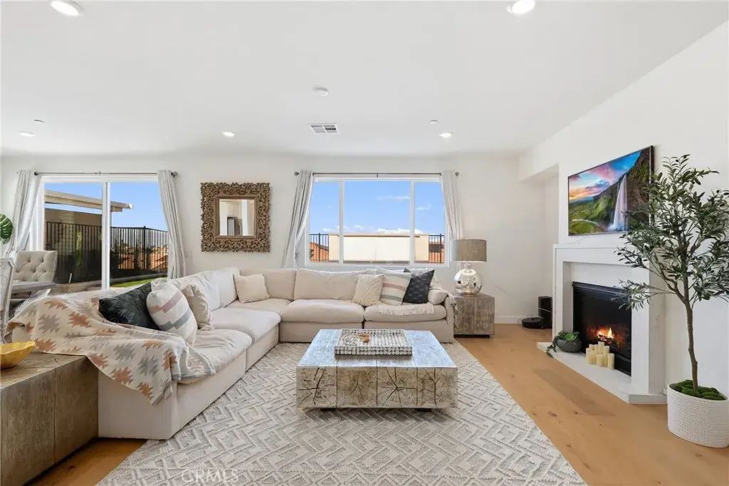 2805 Santa Fiora, Corona