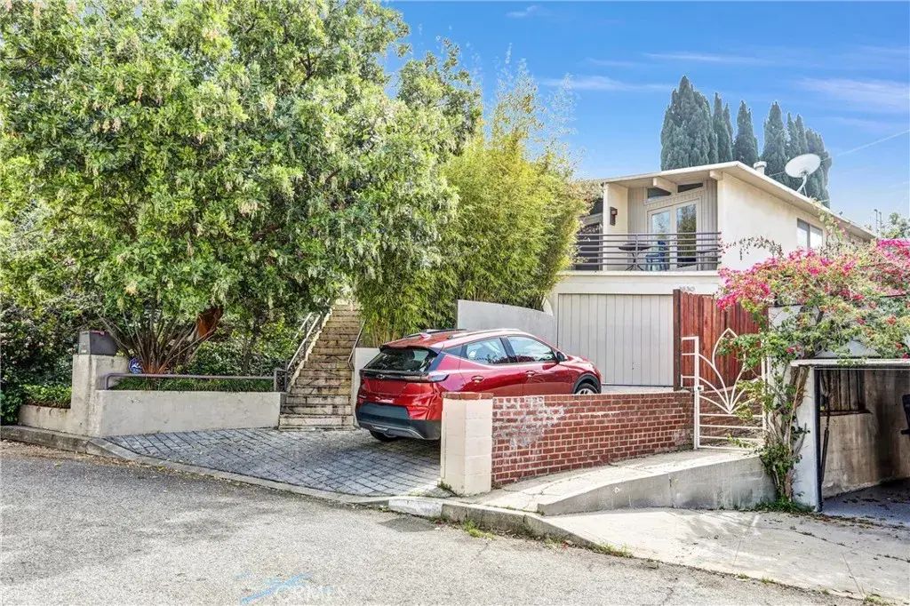 3830 Buena Park Drive, Studio City