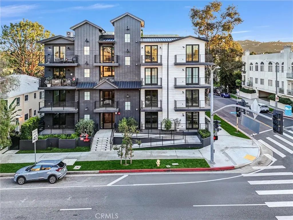 10352 Riverside Drive 203a, Toluca Lake