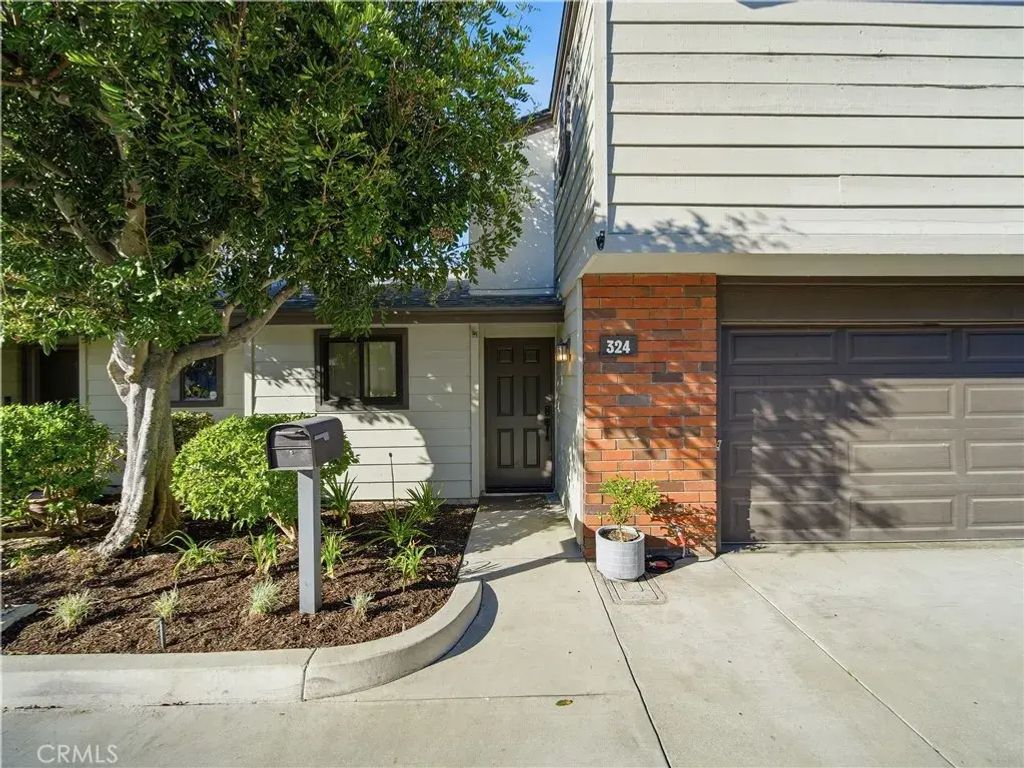 324 Sydney, Costa Mesa