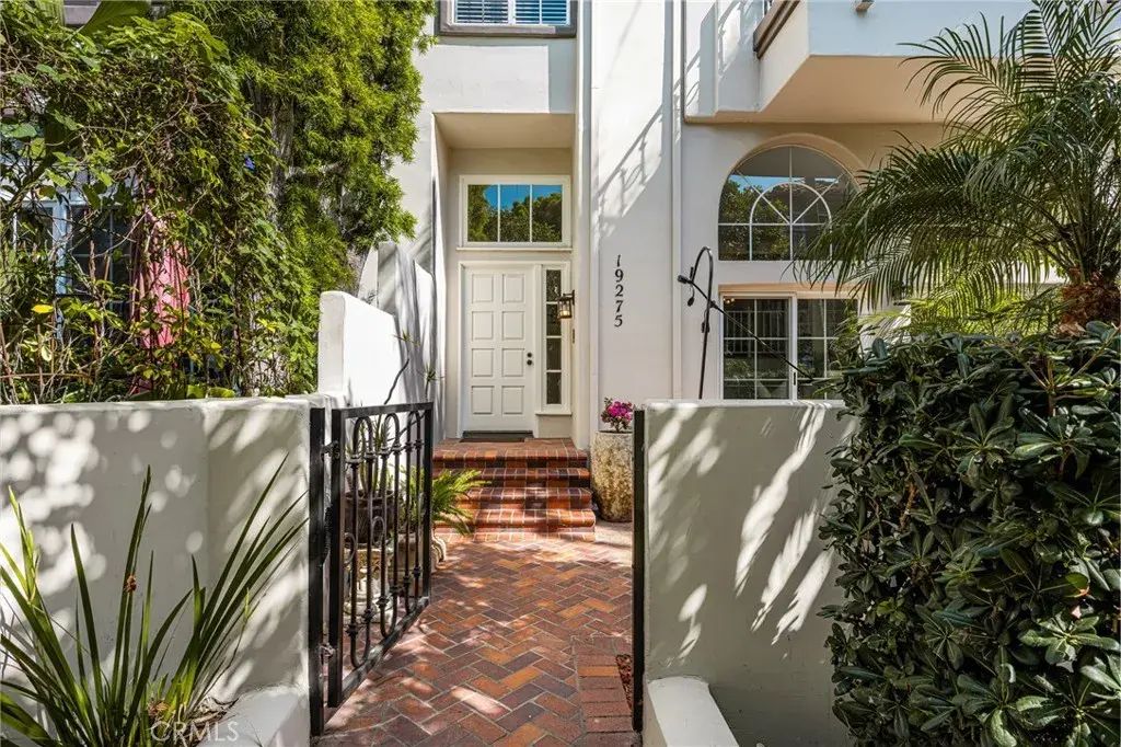 19275 Meadowood Circle, Huntington Beach