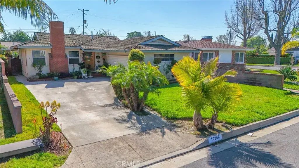 10246 Julius, Downey