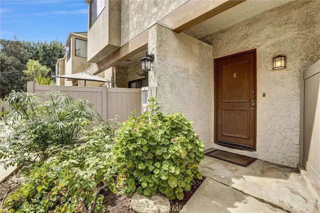 18242 Burbank Boulevard 8, Tarzana