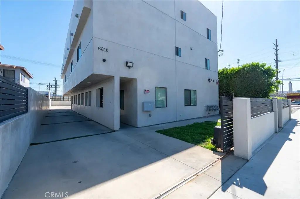6810 Simpson 4, North Hollywood