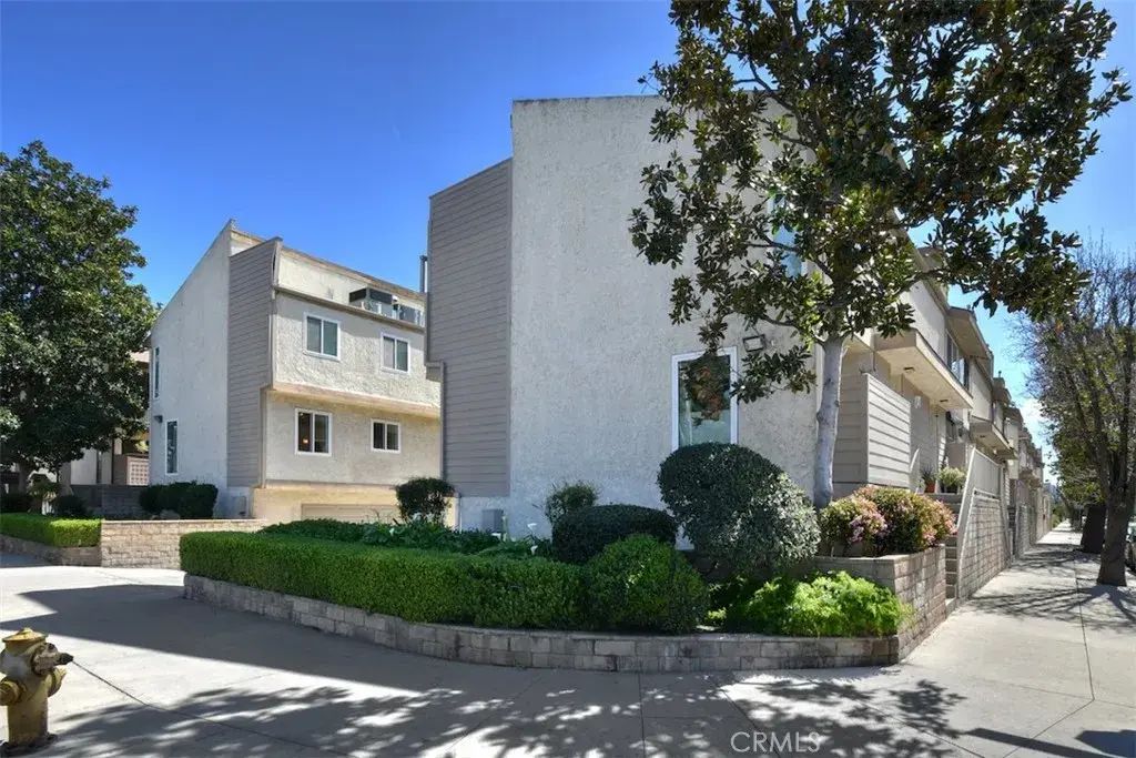 7240 Shirley 101, Reseda