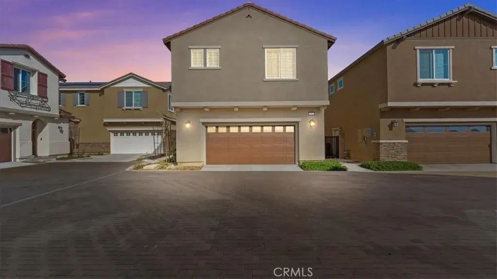 16154 Lozano 7, Fontana