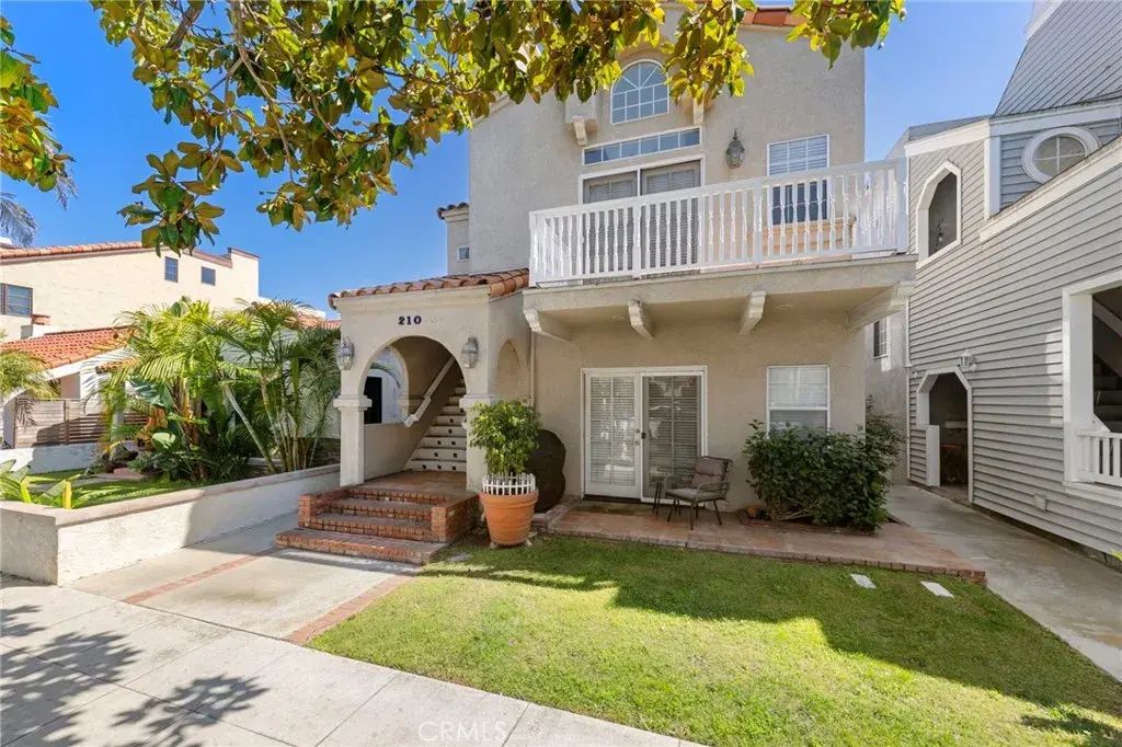 210 Glendora Avenue, Long Beach