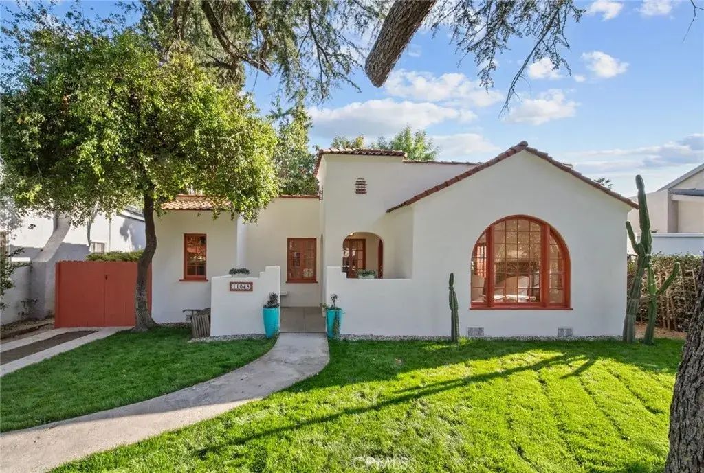 11048 Blix, West Toluca Lake