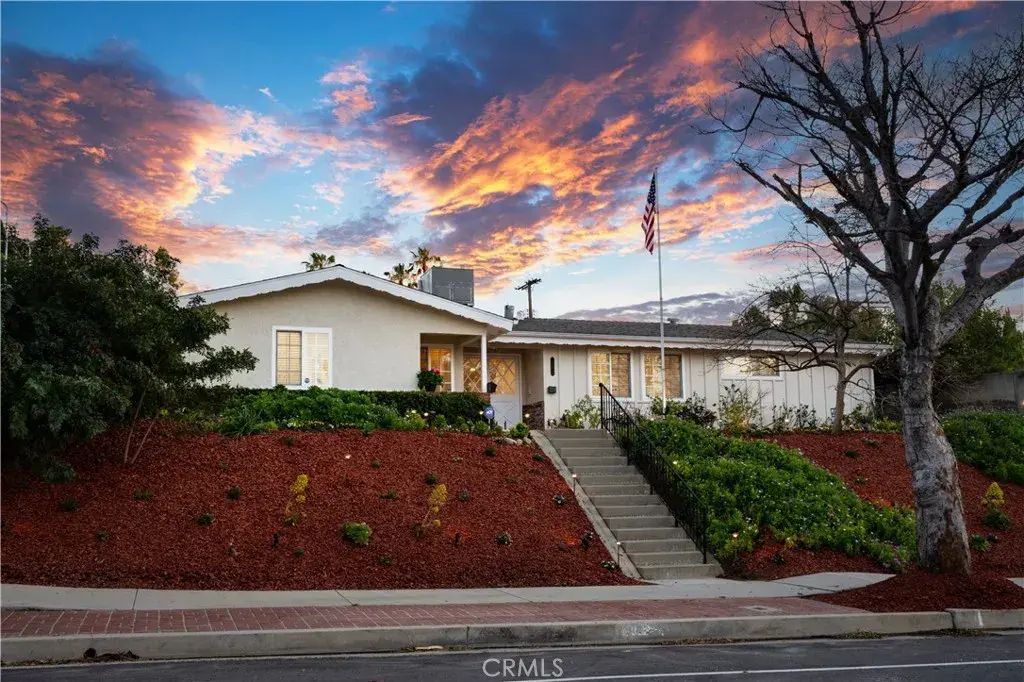 20624 Oxnard Street, Woodland Hills