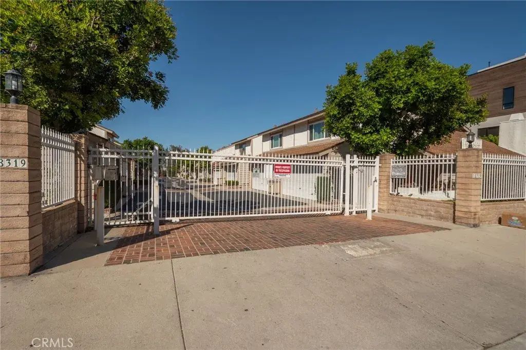 18319 Collins Street 19, Tarzana