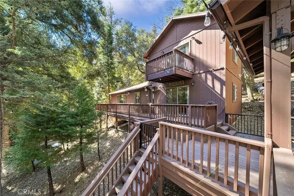 330 Canyon Drive, Cedarpines Park