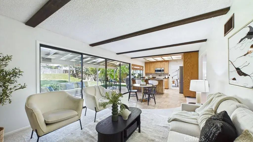 24187 Avenida Crescenta, Valencia