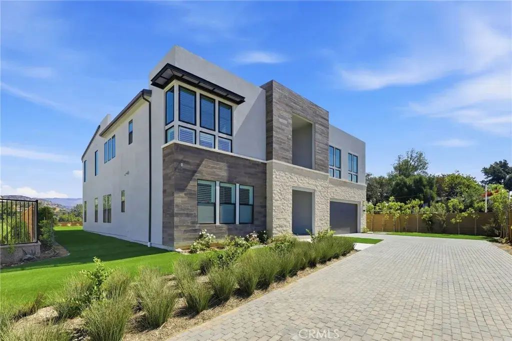 22801 Seaqua Circle, Chatsworth