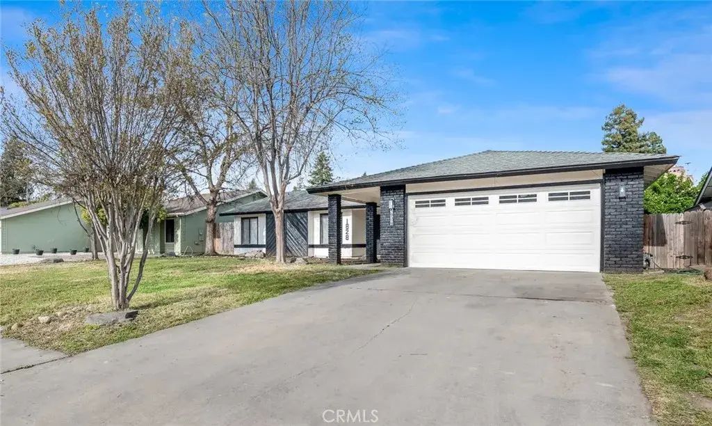 1828 S Hillcrest, Visalia