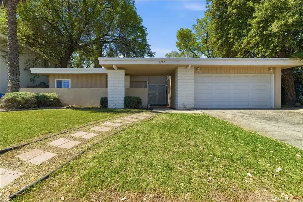8757 Lurline Avenue, Winnetka