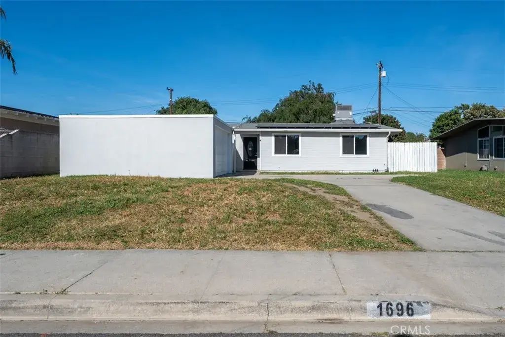 1696 Manor, Pomona