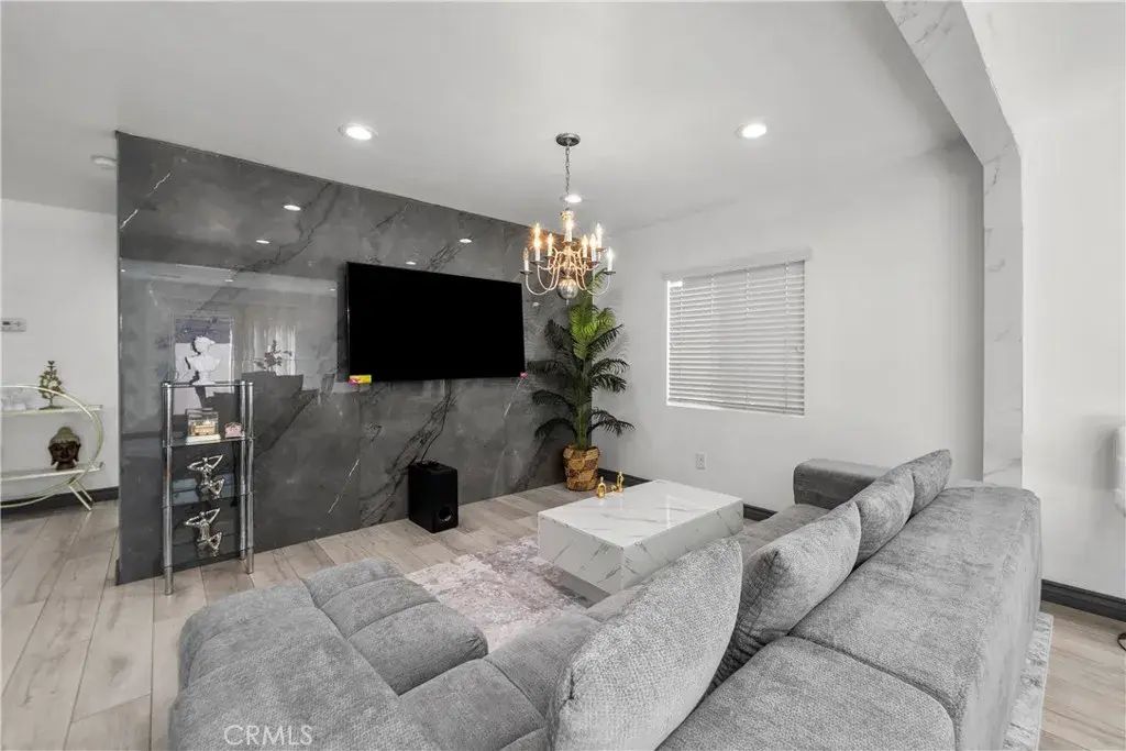 9427 Lemona Avenue 15, North Hills