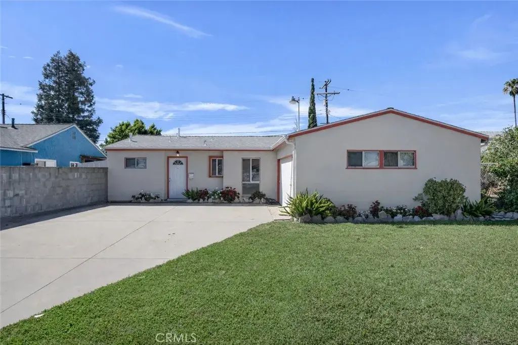 8207 Yarmouth, Reseda