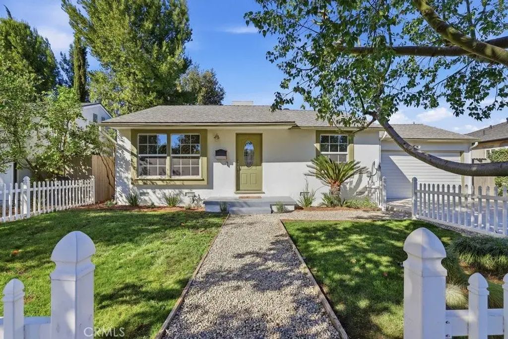 16937 Hartland, Lake Balboa
