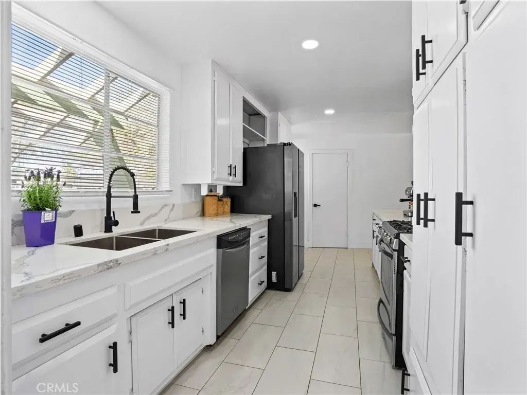 1112 E Avenue J4, Lancaster
