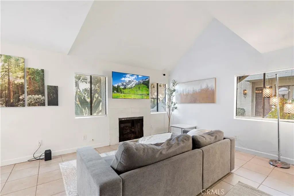313 N Melrose C, Vista
