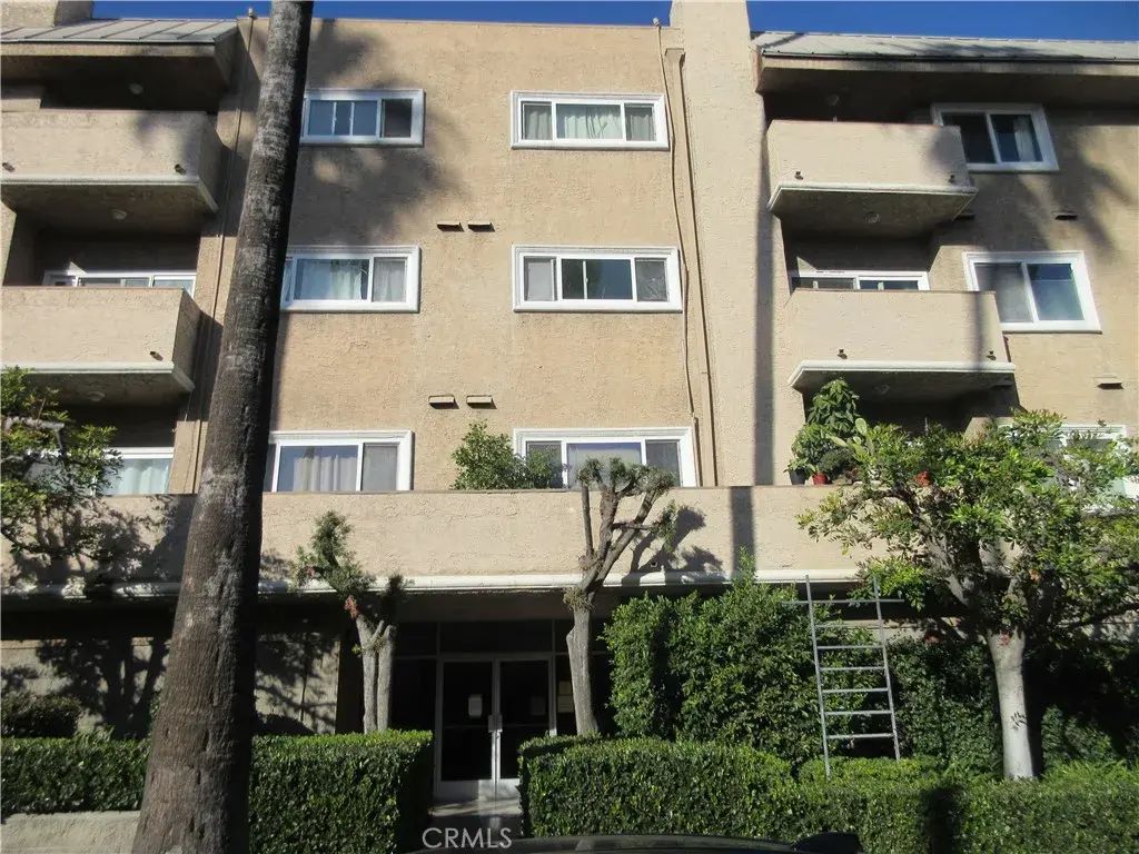 14607 Erwin 210, Van Nuys