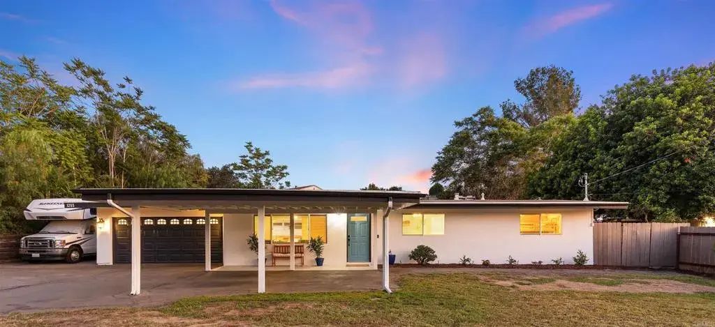 1265 E Fallbrook Street, Fallbrook