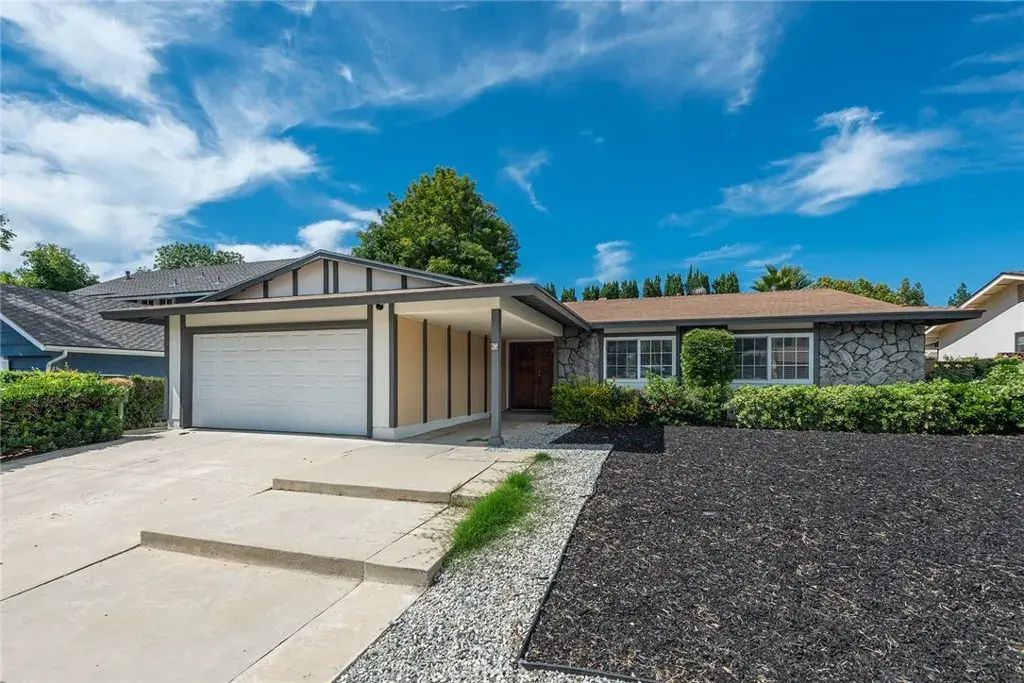 65 Pinewood Avenue, Oak Park