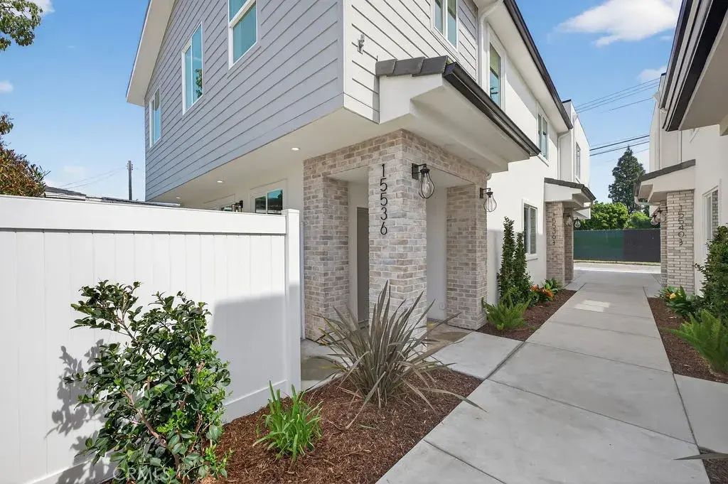 15536 Colorado Avenue, Paramount
