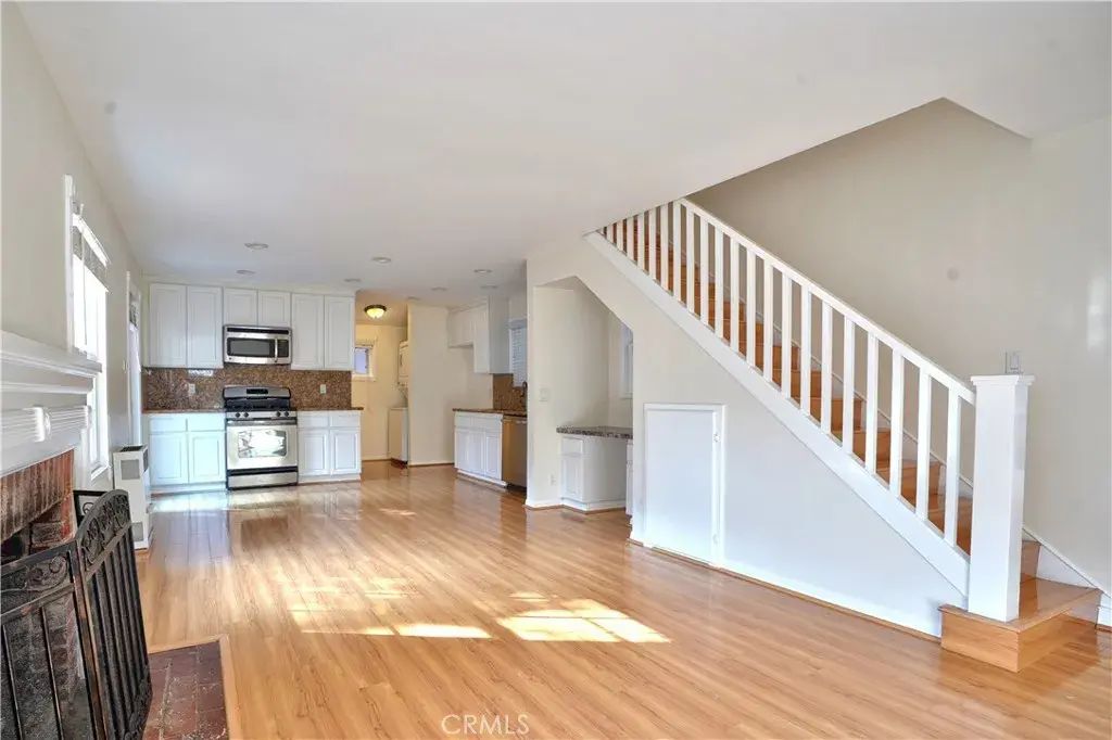 1105 N Beverly Glen, Los Angeles