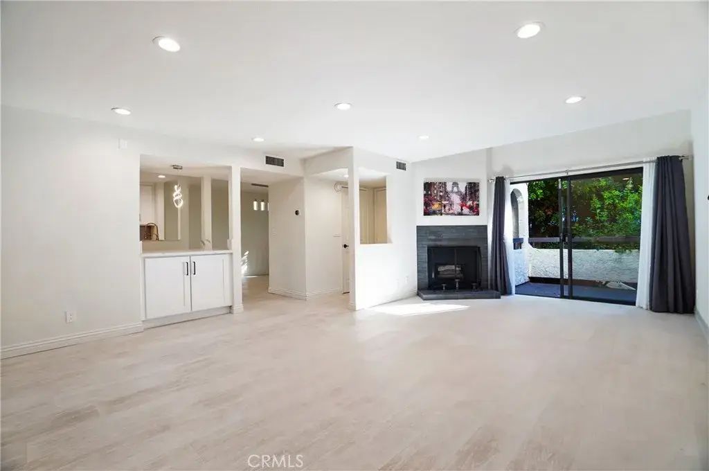 21620 Burbank 20, Woodland Hills