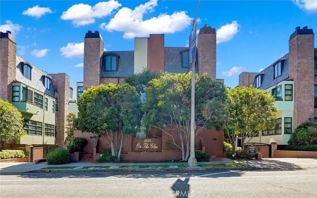 2323 S Beverly Glen 8, Los Angeles