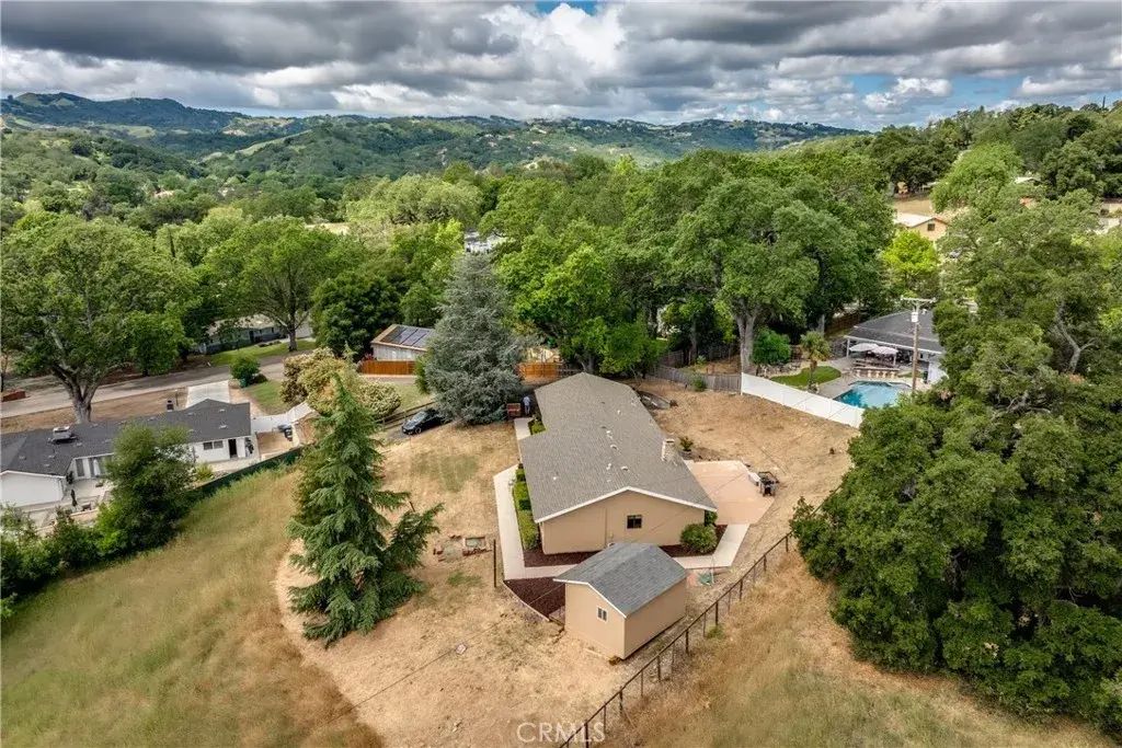 6055 Flores, Atascadero