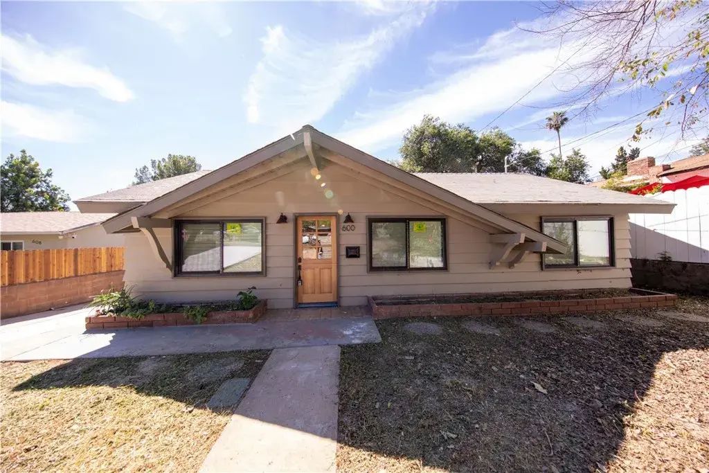 600 E Sierra Madre, Sierra Madre