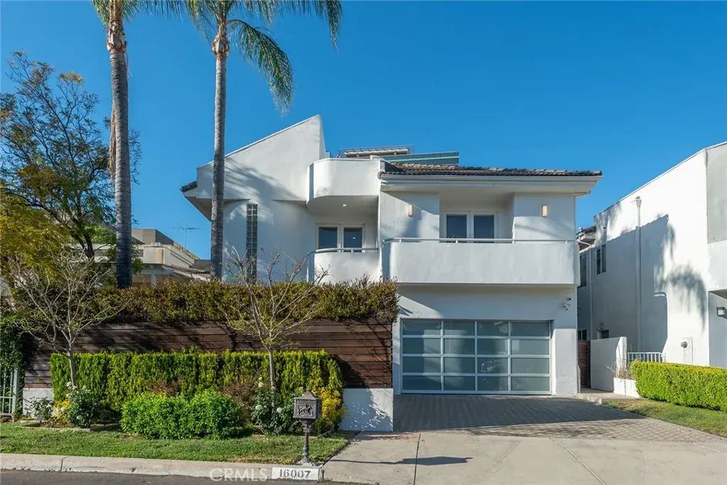 16007 Dickens, Encino