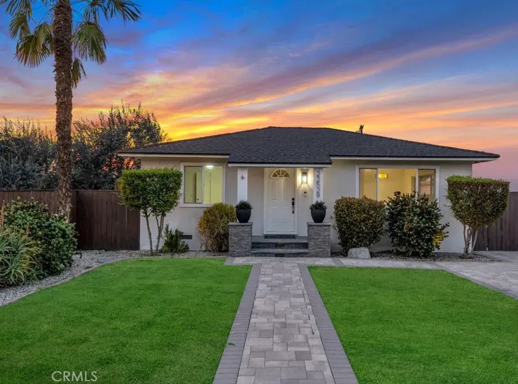 22529 Clarendon, Woodland Hills
