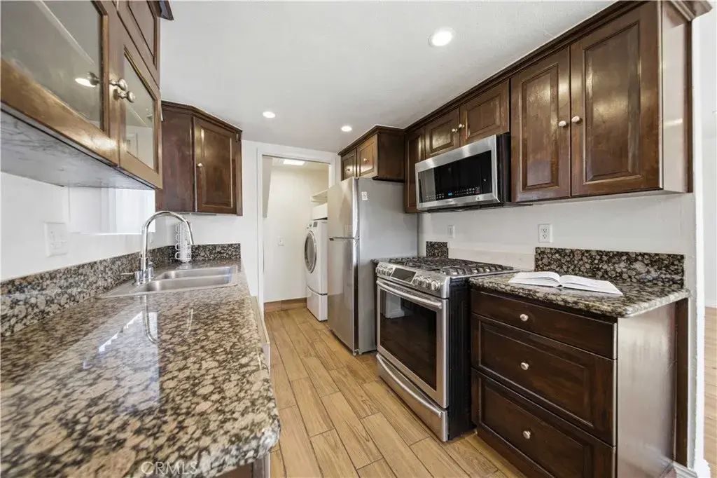 9047 Langdon Ave 6, North Hills