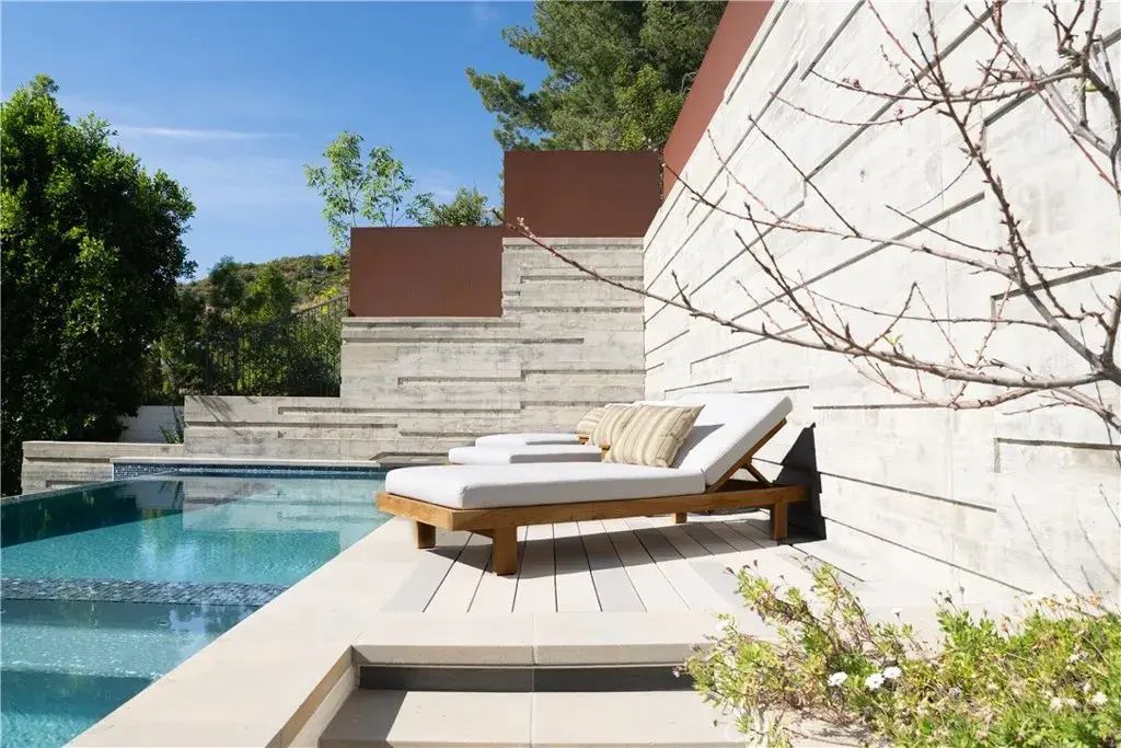 2520 La Condesa Drive, Los Angeles