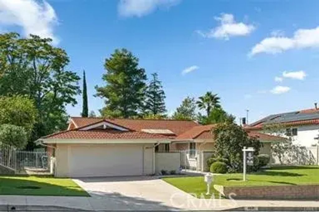 4635 Nomad, Woodland Hills