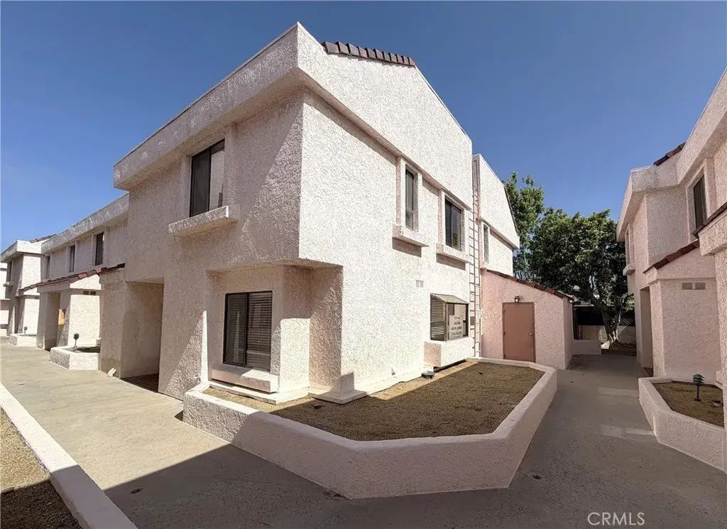9906 Owensmouth 12, Chatsworth