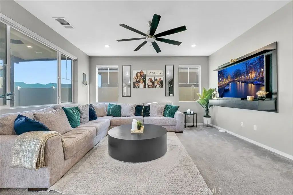 2493 Gunner Ridge Way, Rialto