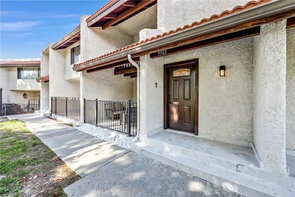 9502 Via Salerno, Burbank