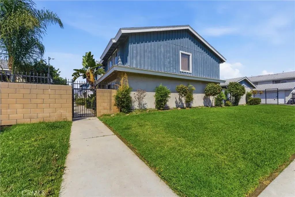 8901 Serapis 24, Downey