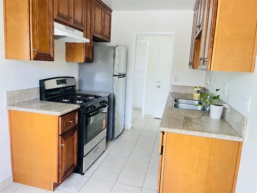 9544 Los Angeles, Bellflower
