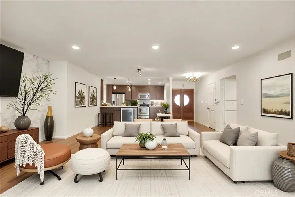 23932 Oxnard Street, Woodland Hills